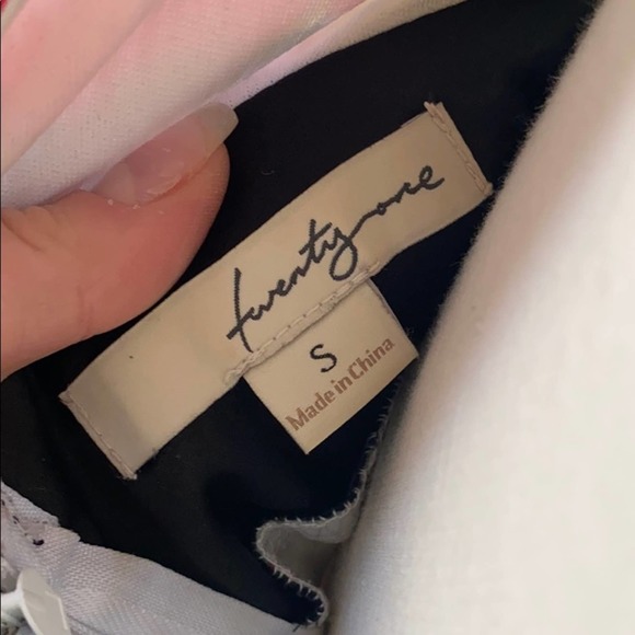 Bright floral V-neck dress w/ black waist tie - Picture 4 of 9